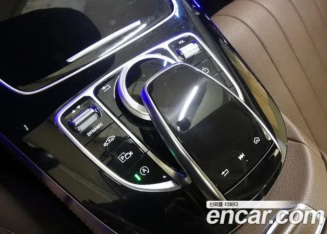 Mercedes-Benz E-Class 2019 — Photo 6/20