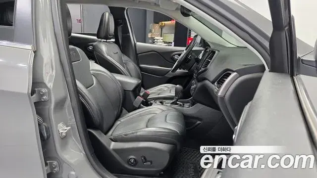 Jeep Cherokee 2021 — Şəkil 19/32
