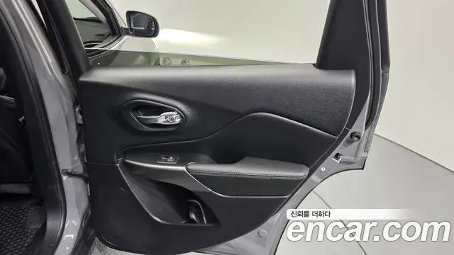 Jeep Cherokee 2021 — Şəkil 15/32