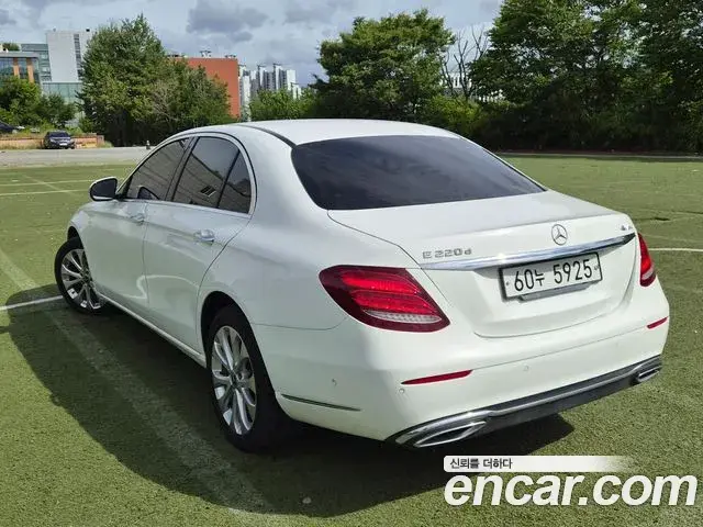 Mercedes-Benz E-Class 2019 — Şəkil 13/20