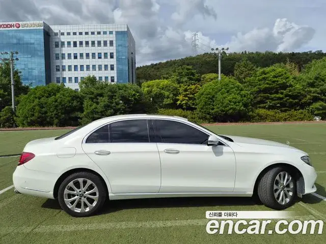 Mercedes-Benz E-Class 2019 — Şəkil 12/20