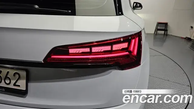 Audi SQ5 2021 — Şəkil 32/36