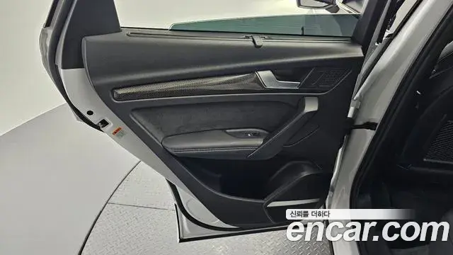 Audi SQ5 2021 — Şəkil 17/36