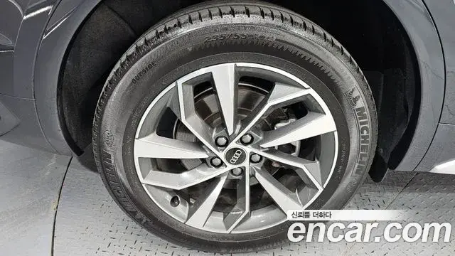Audi Q5 2023 — ფოტო 5/20