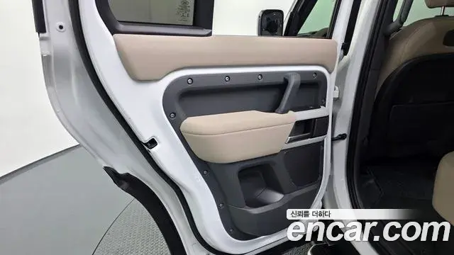 Land Rover Defender 2021 — ფოტო 31/38