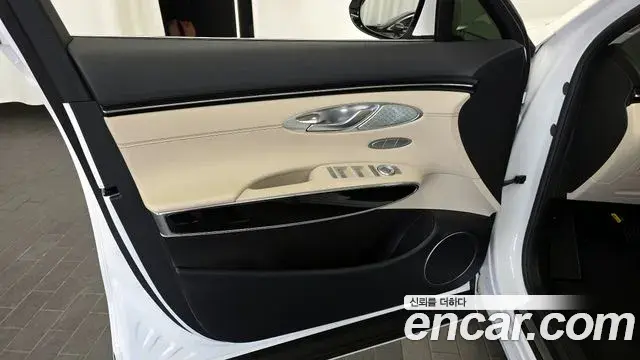 Genesis GV70 2023 — Photo 28/31