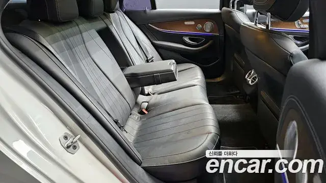 Mercedes-Benz E-Class 2019 — Фото 12/20