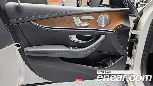 Mercedes-Benz E-Class 2019 — Photo 5/31