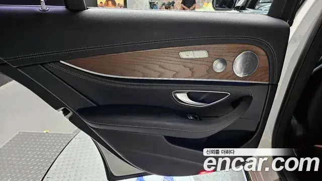 Mercedes-Benz E-Class 2019 — Photo 23/31