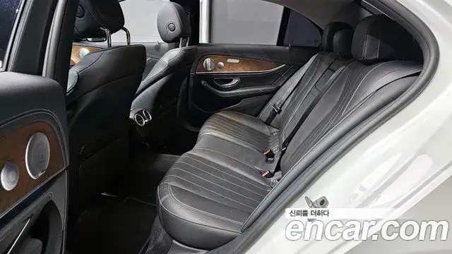 Mercedes-Benz E-Class 2019 — Photo 10/31