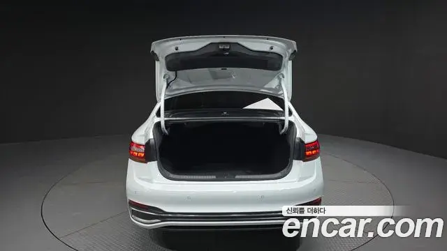 Volkswagen Jetta 2023 — ფოტო 17/31