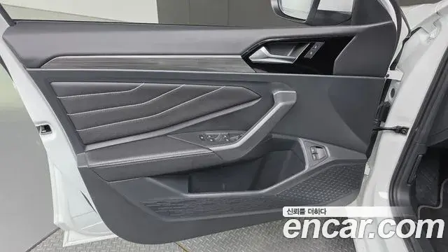 Volkswagen Jetta 2023 — ფოტო 7/31