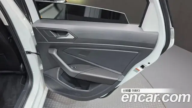 Volkswagen Jetta 2023 — ფოტო 23/31