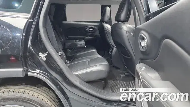 Jeep Cherokee 2021 — ფოტო 16/32