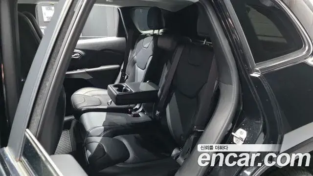 Jeep Cherokee 2021 — ფოტო 8/32
