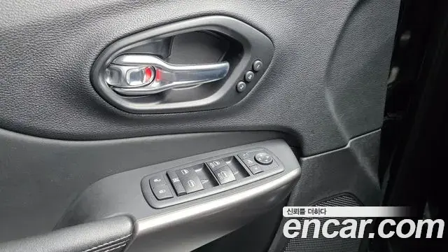 Jeep Cherokee 2021 — ფოტო 15/32