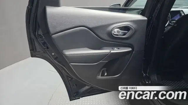 Jeep Cherokee 2021 — ფოტო 21/32