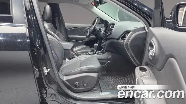 Jeep Cherokee 2021 — ფოტო 17/32