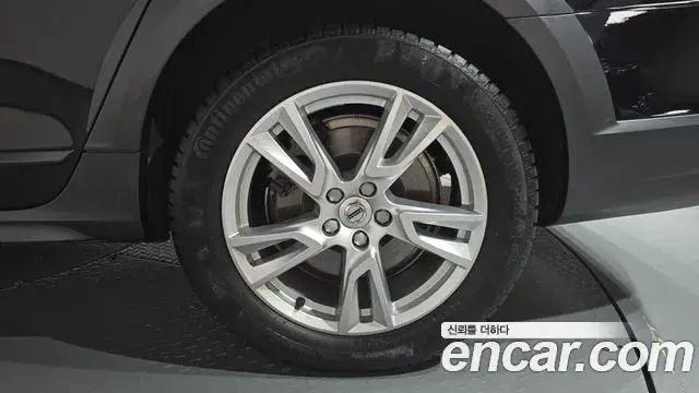 Volvo V90 Cross Country 2018 — Photo 8/32