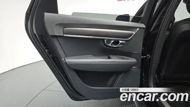 Volvo V90 Cross Country 2018 — Photo 30/32