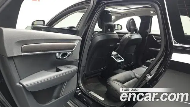 Volvo V90 Cross Country 2018 — Photo 32/32