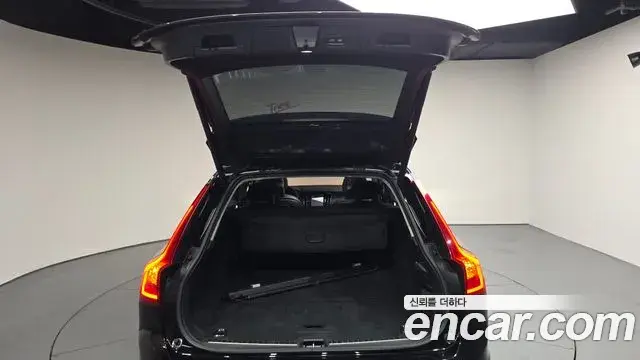 Volvo V90 Cross Country 2018 — Photo 17/32
