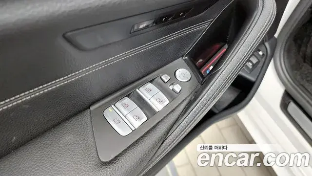 BMW 5 Series 2020 — Photo 28/33