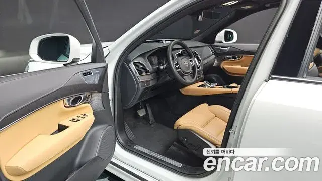 Volvo XC90 2023 — ფოტო 31/32