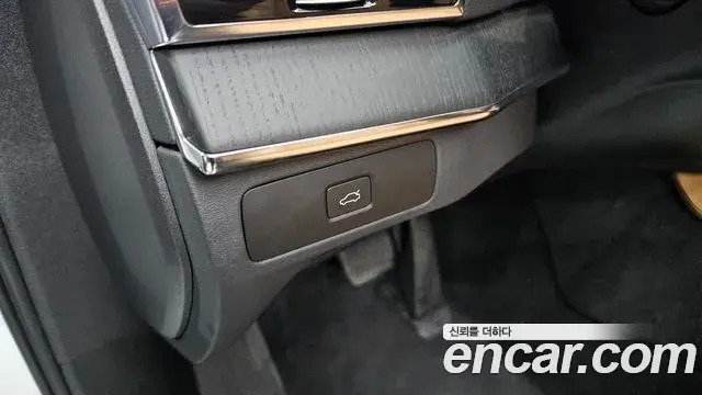Volvo XC90 2023 — ფოტო 8/32