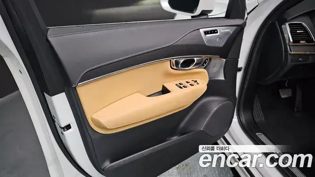 Volvo XC90 2023 — ფოტო 22/32