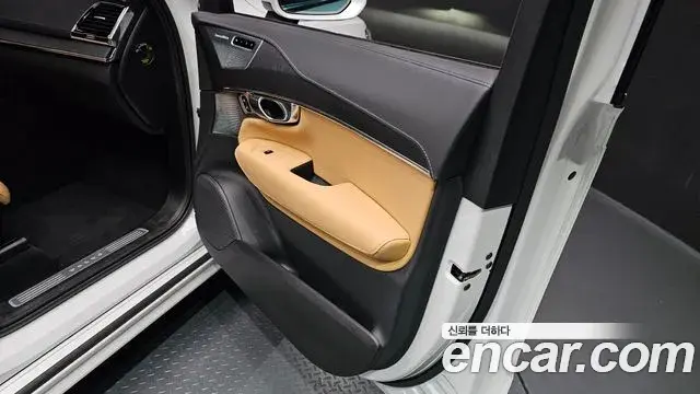 Volvo XC90 2023 — ფოტო 24/32
