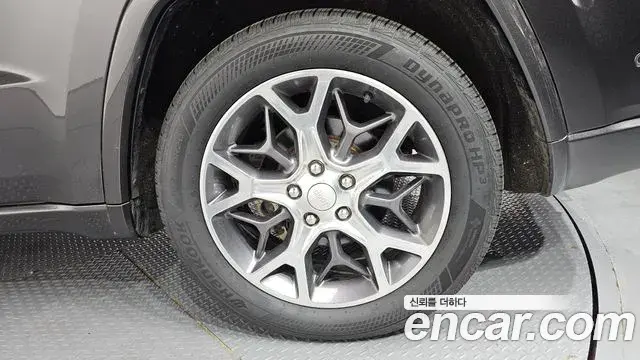 Jeep Grand Cherokee 2020 — Photo 14/35