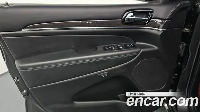 Jeep Grand Cherokee 2020 — Photo 31/35