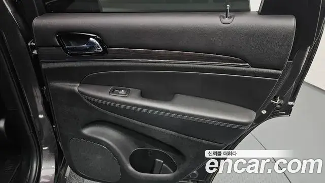 Jeep Grand Cherokee 2020 — Photo 7/35