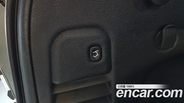Jeep Grand Cherokee 2020 — Photo 29/35