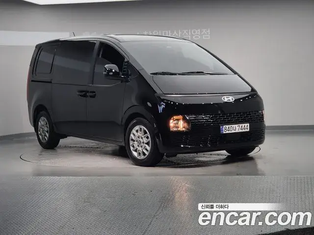 Hyundai Staria 2025 — Photo 16/20
