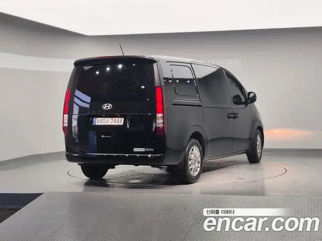 Hyundai Staria 2025 — Photo 9/20