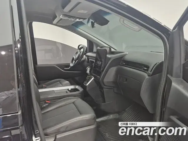 Hyundai Staria 2025 — Photo 8/20