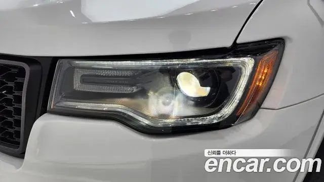 Jeep Grand Cherokee 2021 — Şəkil 16/35