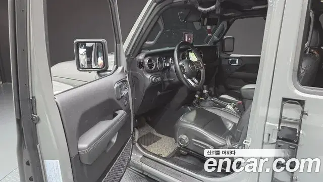 Jeep Wrangler 2023 — ფოტო 25/31