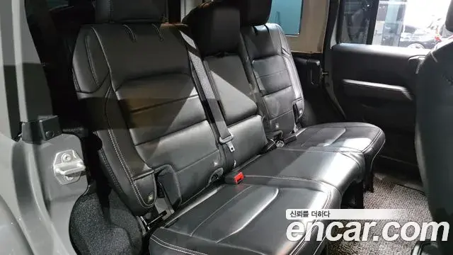 Jeep Wrangler 2023 — ფოტო 27/31