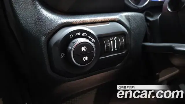 Jeep Wrangler 2023 — ფოტო 30/31