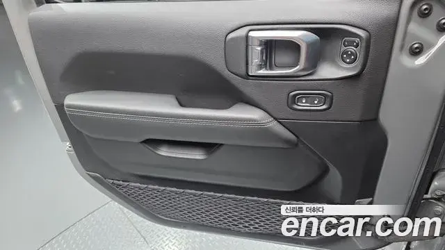 Jeep Wrangler 2023 — ფოტო 13/31