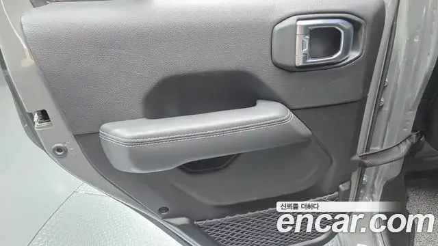 Jeep Wrangler 2023 — ფოტო 17/31