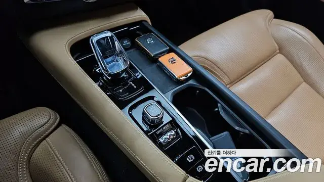 Volvo XC90 2021 — Şəkil 13/31