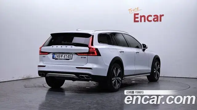 Volvo V60 Cross Country 2021 — Фото 2/20
