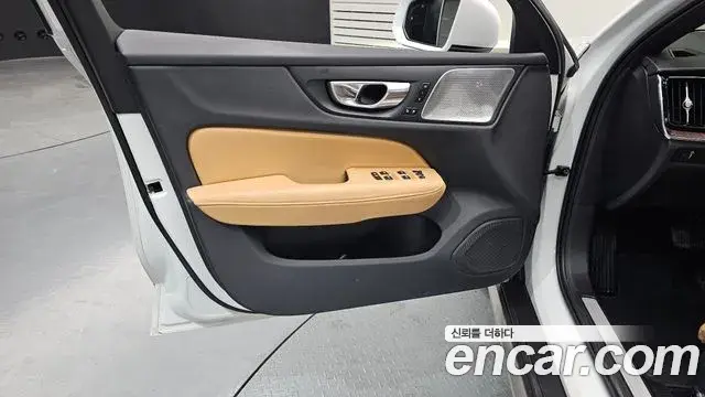 Volvo V60 Cross Country 2021 — Şəkil 28/30