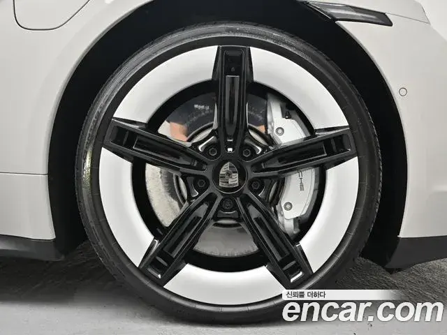 Porsche Taycan 2025 — Şəkil 16/20