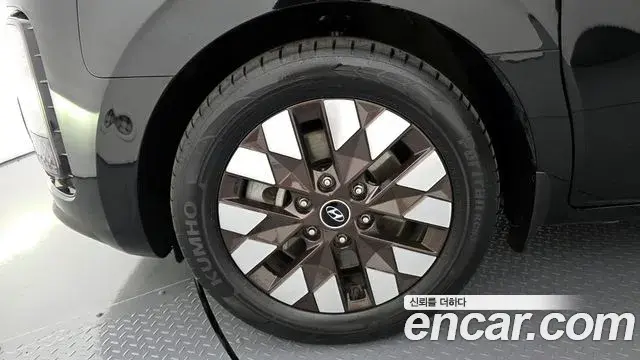 Hyundai Staria 2023 — ფოტო 31/34