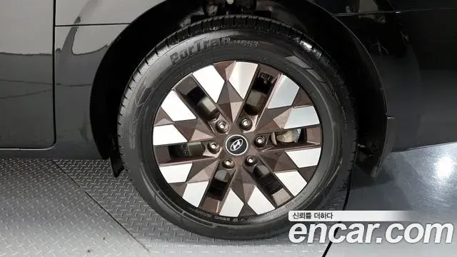 Hyundai Staria 2023 — ფოტო 30/34